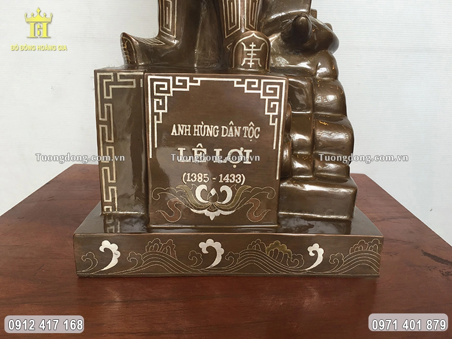 Phần chân đế chạm khắc sắc nét tên hiệu, năm sinh và năm mất của Ngài